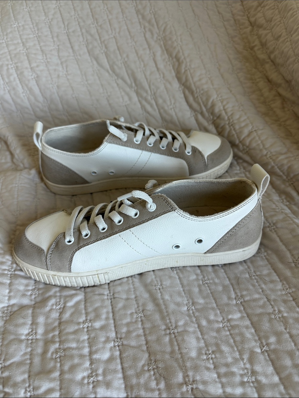 Yellow Box Dillan White & Taupe Women's Low-Top Sneakers with Black Star - Picture 4 of 7
